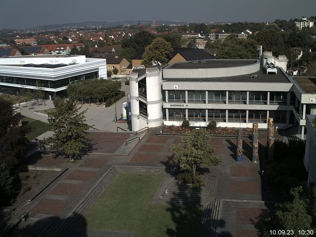 Foto der Webcam: Verwaltungsgebäude, Innenhof mit Audimax, Hörsaal-Gebäude 1