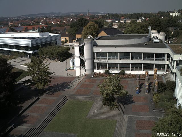 Foto der Webcam: Verwaltungsgebäude, Innenhof mit Audimax, Hörsaal-Gebäude 1