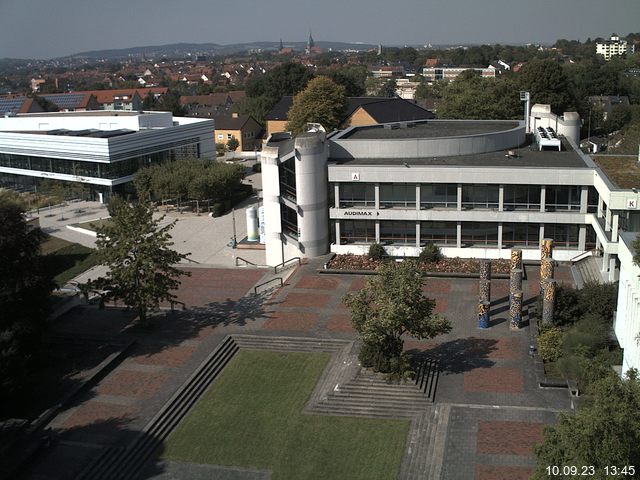 Foto der Webcam: Verwaltungsgebäude, Innenhof mit Audimax, Hörsaal-Gebäude 1