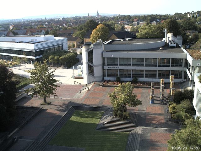 Foto der Webcam: Verwaltungsgebäude, Innenhof mit Audimax, Hörsaal-Gebäude 1