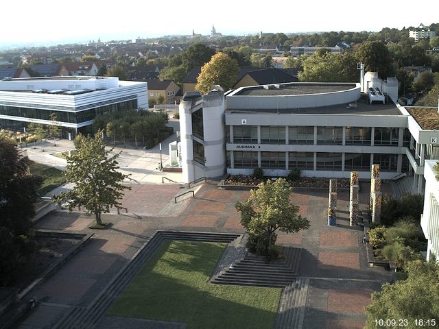 Foto der Webcam: Verwaltungsgebäude, Innenhof mit Audimax, Hörsaal-Gebäude 1