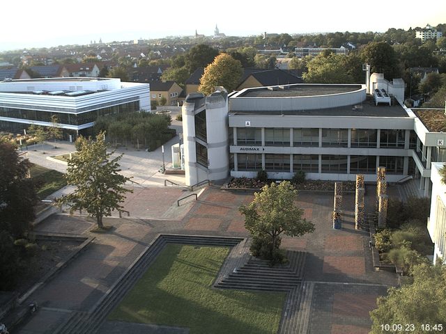 Foto der Webcam: Verwaltungsgebäude, Innenhof mit Audimax, Hörsaal-Gebäude 1