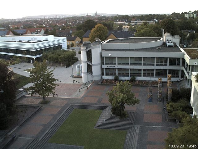 Foto der Webcam: Verwaltungsgebäude, Innenhof mit Audimax, Hörsaal-Gebäude 1