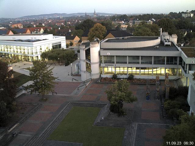 Foto der Webcam: Verwaltungsgebäude, Innenhof mit Audimax, Hörsaal-Gebäude 1