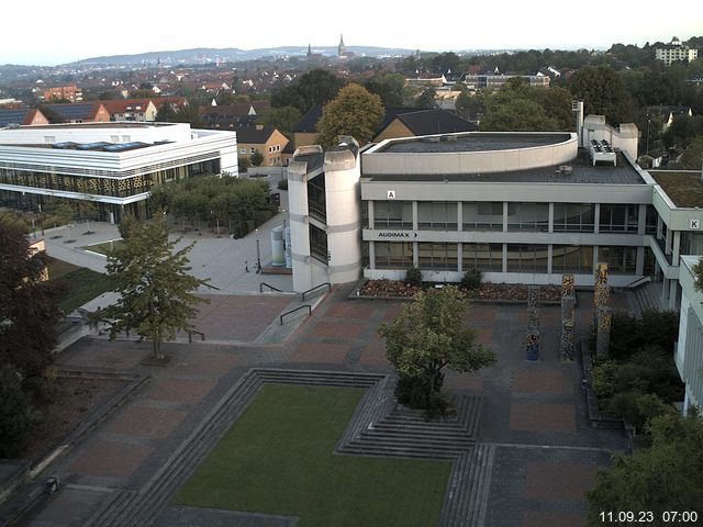 Foto der Webcam: Verwaltungsgebäude, Innenhof mit Audimax, Hörsaal-Gebäude 1