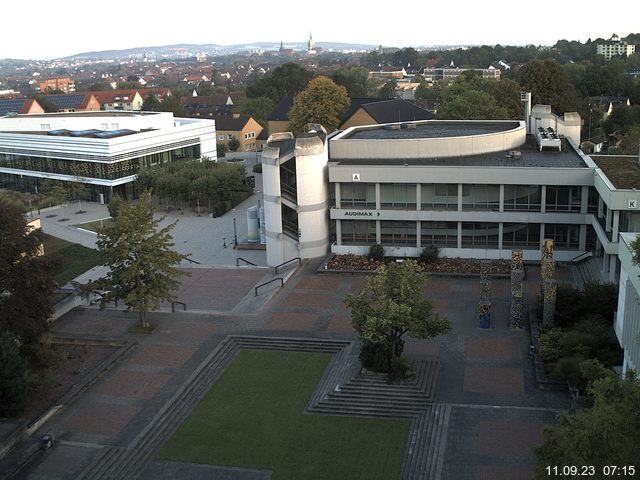 Foto der Webcam: Verwaltungsgebäude, Innenhof mit Audimax, Hörsaal-Gebäude 1