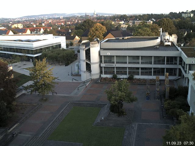 Foto der Webcam: Verwaltungsgebäude, Innenhof mit Audimax, Hörsaal-Gebäude 1