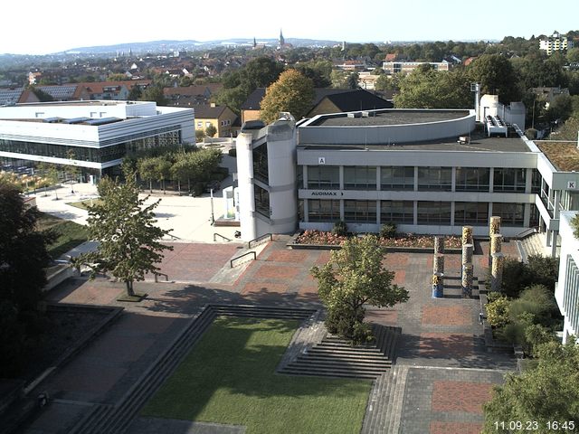 Foto der Webcam: Verwaltungsgebäude, Innenhof mit Audimax, Hörsaal-Gebäude 1