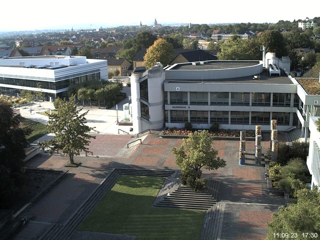 Foto der Webcam: Verwaltungsgebäude, Innenhof mit Audimax, Hörsaal-Gebäude 1