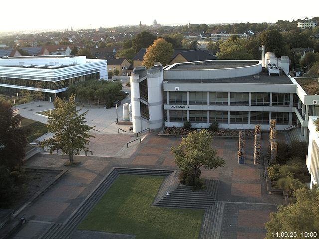 Foto der Webcam: Verwaltungsgebäude, Innenhof mit Audimax, Hörsaal-Gebäude 1