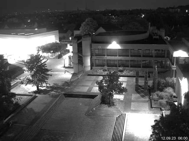 Foto der Webcam: Verwaltungsgebäude, Innenhof mit Audimax, Hörsaal-Gebäude 1