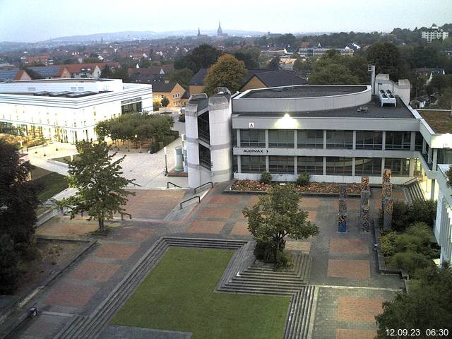 Foto der Webcam: Verwaltungsgebäude, Innenhof mit Audimax, Hörsaal-Gebäude 1