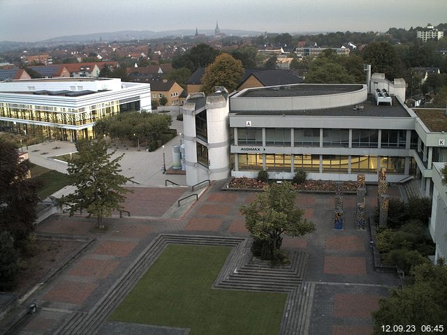 Foto der Webcam: Verwaltungsgebäude, Innenhof mit Audimax, Hörsaal-Gebäude 1