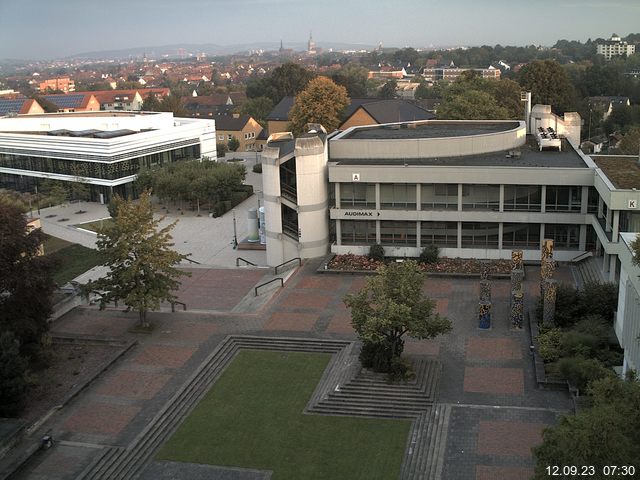 Foto der Webcam: Verwaltungsgebäude, Innenhof mit Audimax, Hörsaal-Gebäude 1