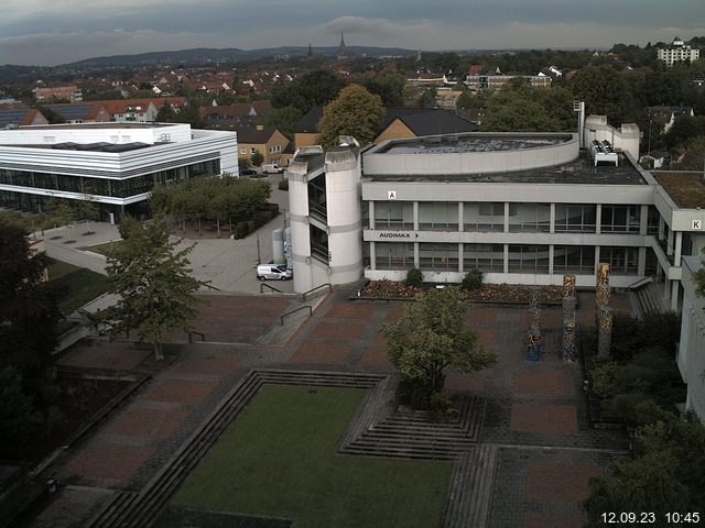 Foto der Webcam: Verwaltungsgebäude, Innenhof mit Audimax, Hörsaal-Gebäude 1