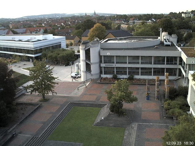 Foto der Webcam: Verwaltungsgebäude, Innenhof mit Audimax, Hörsaal-Gebäude 1