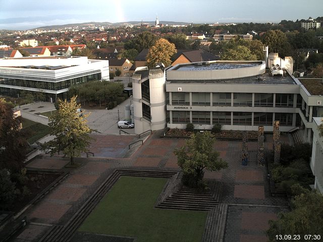 Foto der Webcam: Verwaltungsgebäude, Innenhof mit Audimax, Hörsaal-Gebäude 1