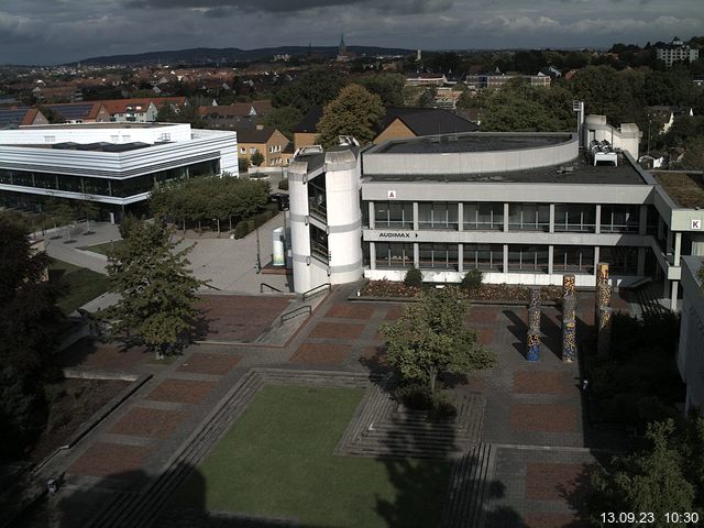 Foto der Webcam: Verwaltungsgebäude, Innenhof mit Audimax, Hörsaal-Gebäude 1