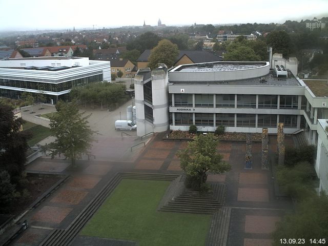 Foto der Webcam: Verwaltungsgebäude, Innenhof mit Audimax, Hörsaal-Gebäude 1