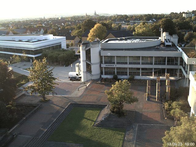 Foto der Webcam: Verwaltungsgebäude, Innenhof mit Audimax, Hörsaal-Gebäude 1