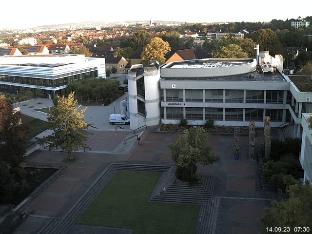 Foto der Webcam: Verwaltungsgebäude, Innenhof mit Audimax, Hörsaal-Gebäude 1