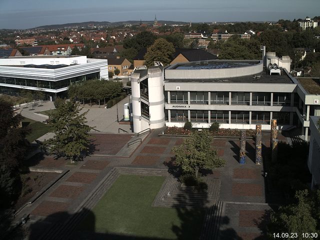 Foto der Webcam: Verwaltungsgebäude, Innenhof mit Audimax, Hörsaal-Gebäude 1