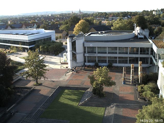 Foto der Webcam: Verwaltungsgebäude, Innenhof mit Audimax, Hörsaal-Gebäude 1