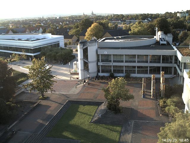 Foto der Webcam: Verwaltungsgebäude, Innenhof mit Audimax, Hörsaal-Gebäude 1