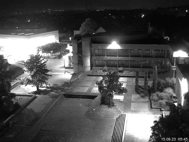 Foto der Webcam: Verwaltungsgebäude, Innenhof mit Audimax, Hörsaal-Gebäude 1