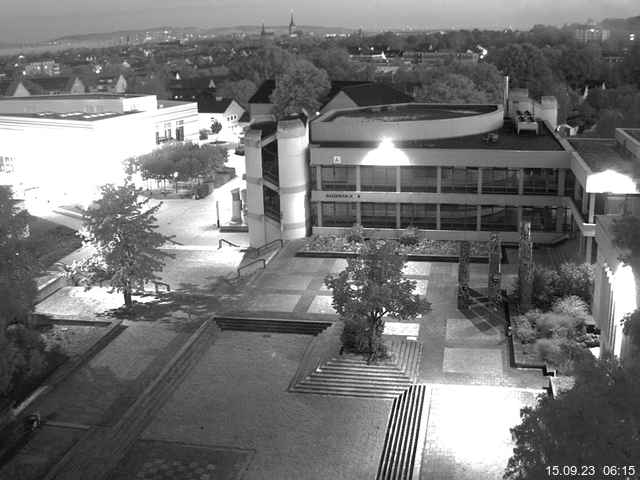 Foto der Webcam: Verwaltungsgebäude, Innenhof mit Audimax, Hörsaal-Gebäude 1