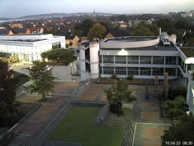 Foto der Webcam: Verwaltungsgebäude, Innenhof mit Audimax, Hörsaal-Gebäude 1