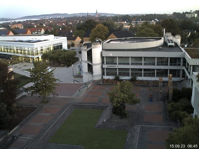 Foto der Webcam: Verwaltungsgebäude, Innenhof mit Audimax, Hörsaal-Gebäude 1