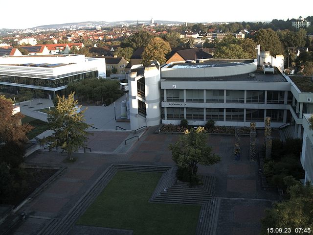 Foto der Webcam: Verwaltungsgebäude, Innenhof mit Audimax, Hörsaal-Gebäude 1