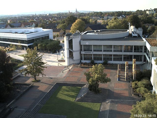 Foto der Webcam: Verwaltungsgebäude, Innenhof mit Audimax, Hörsaal-Gebäude 1