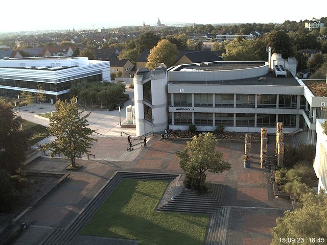 Foto der Webcam: Verwaltungsgebäude, Innenhof mit Audimax, Hörsaal-Gebäude 1