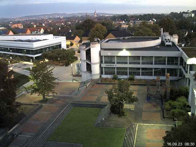 Foto der Webcam: Verwaltungsgebäude, Innenhof mit Audimax, Hörsaal-Gebäude 1