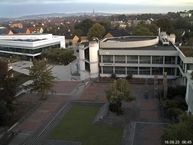 Foto der Webcam: Verwaltungsgebäude, Innenhof mit Audimax, Hörsaal-Gebäude 1