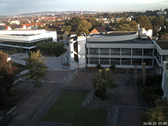 Foto der Webcam: Verwaltungsgebäude, Innenhof mit Audimax, Hörsaal-Gebäude 1