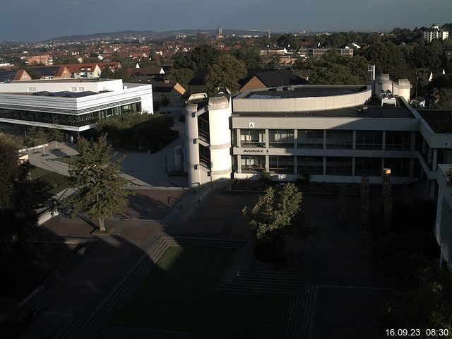 Foto der Webcam: Verwaltungsgebäude, Innenhof mit Audimax, Hörsaal-Gebäude 1