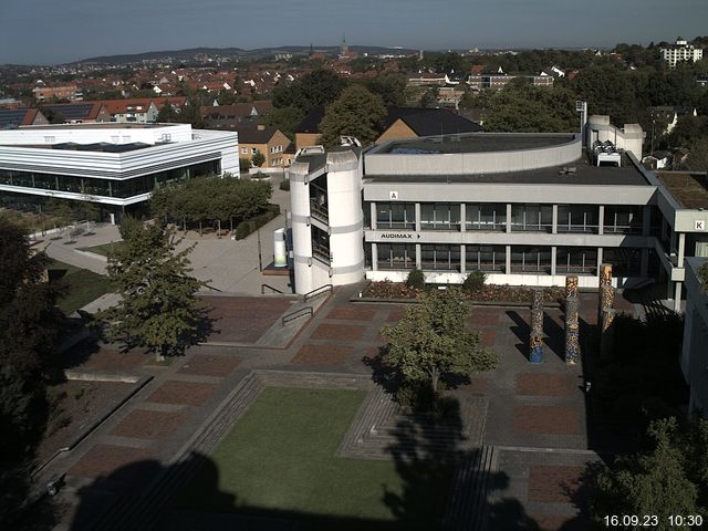 Foto der Webcam: Verwaltungsgebäude, Innenhof mit Audimax, Hörsaal-Gebäude 1