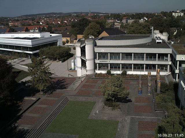 Foto der Webcam: Verwaltungsgebäude, Innenhof mit Audimax, Hörsaal-Gebäude 1