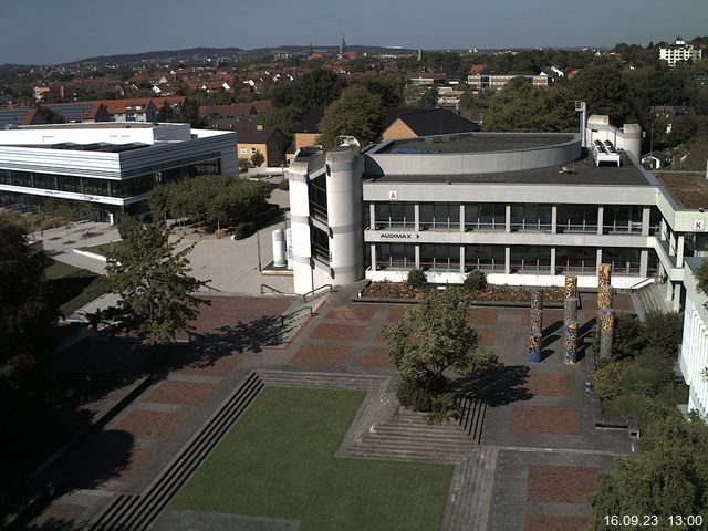 Foto der Webcam: Verwaltungsgebäude, Innenhof mit Audimax, Hörsaal-Gebäude 1