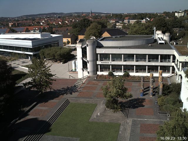 Foto der Webcam: Verwaltungsgebäude, Innenhof mit Audimax, Hörsaal-Gebäude 1