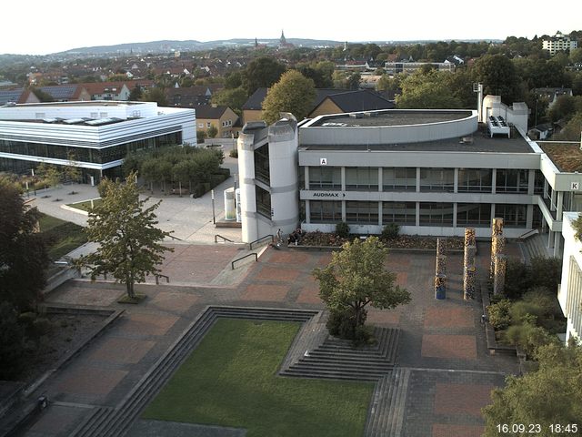 Foto der Webcam: Verwaltungsgebäude, Innenhof mit Audimax, Hörsaal-Gebäude 1