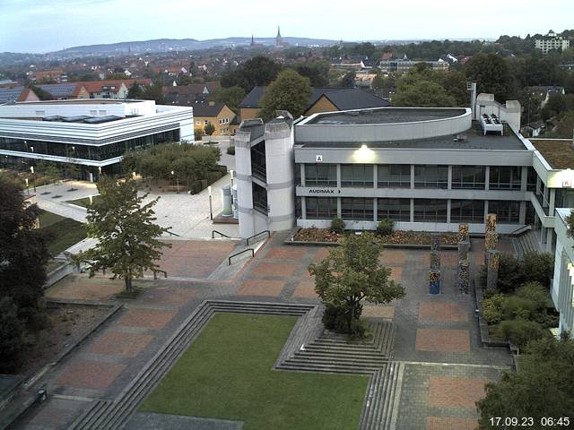 Foto der Webcam: Verwaltungsgebäude, Innenhof mit Audimax, Hörsaal-Gebäude 1