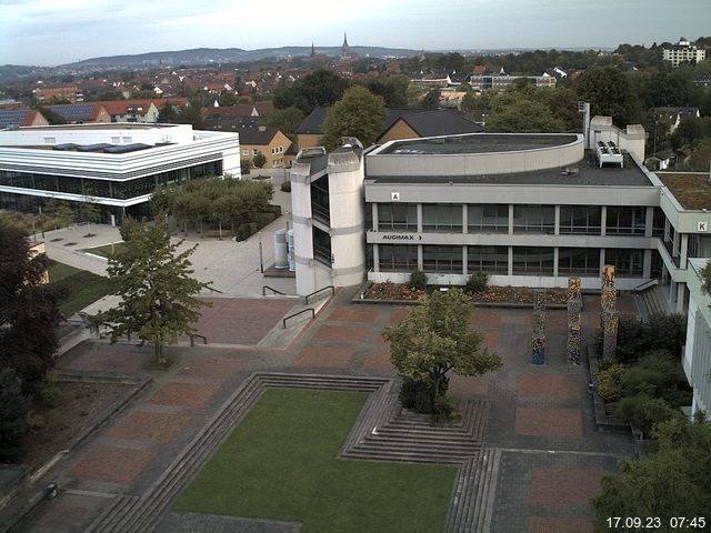 Foto der Webcam: Verwaltungsgebäude, Innenhof mit Audimax, Hörsaal-Gebäude 1