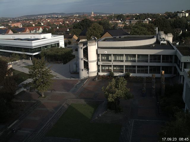 Foto der Webcam: Verwaltungsgebäude, Innenhof mit Audimax, Hörsaal-Gebäude 1