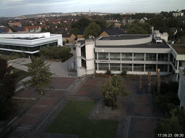 Foto der Webcam: Verwaltungsgebäude, Innenhof mit Audimax, Hörsaal-Gebäude 1