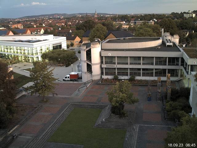 Foto der Webcam: Verwaltungsgebäude, Innenhof mit Audimax, Hörsaal-Gebäude 1