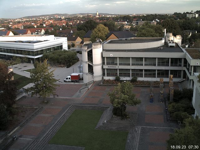 Foto der Webcam: Verwaltungsgebäude, Innenhof mit Audimax, Hörsaal-Gebäude 1